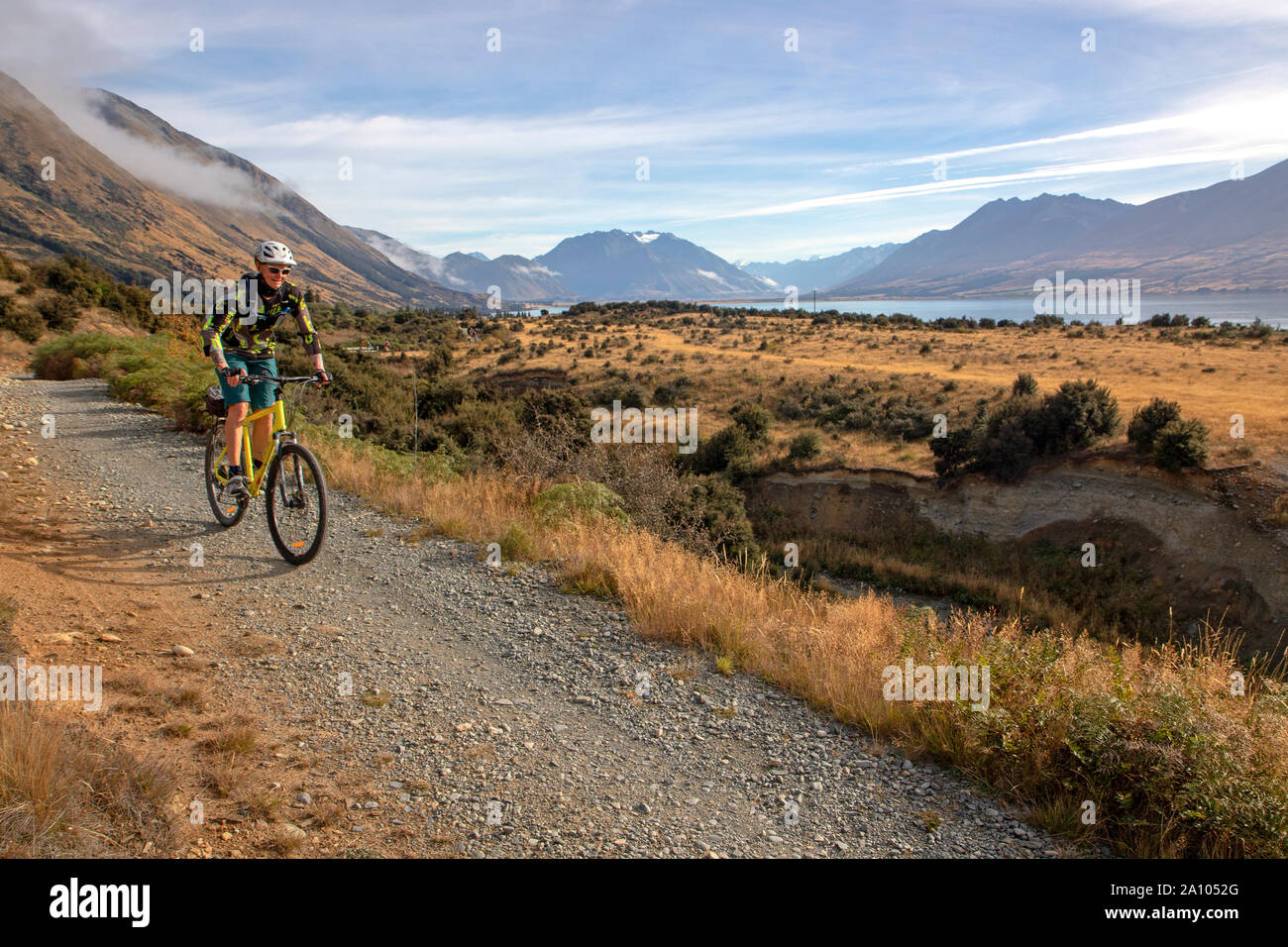 Radfahrer über dem Lake Ohau auf die Alpen 2 Ocean Radweg Stockfoto