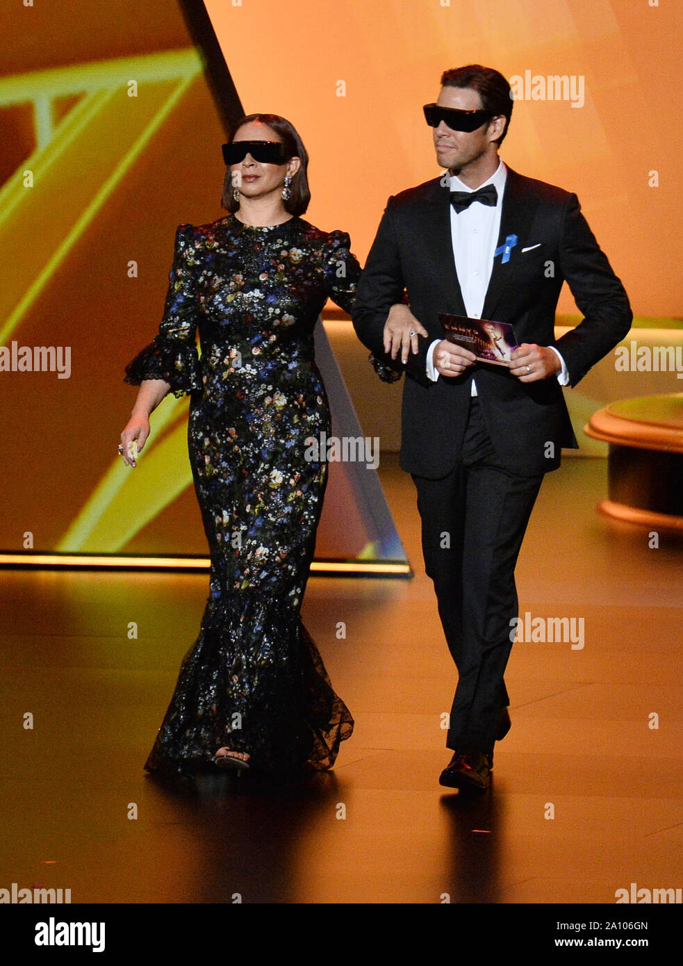 Los Angeles, USA. 22 Sep, 2019. (L - R) Maya Rudolph und Ike Barinholtz auf der Bühne während der 71st jährlichen Primetime Emmy Awards, die in den Microsoft Theater in der Innenstadt von Los Angeles am Sonntag, 22. September 2019. Foto von Jim Ruymen/UPI Quelle: UPI/Alamy leben Nachrichten Stockfoto