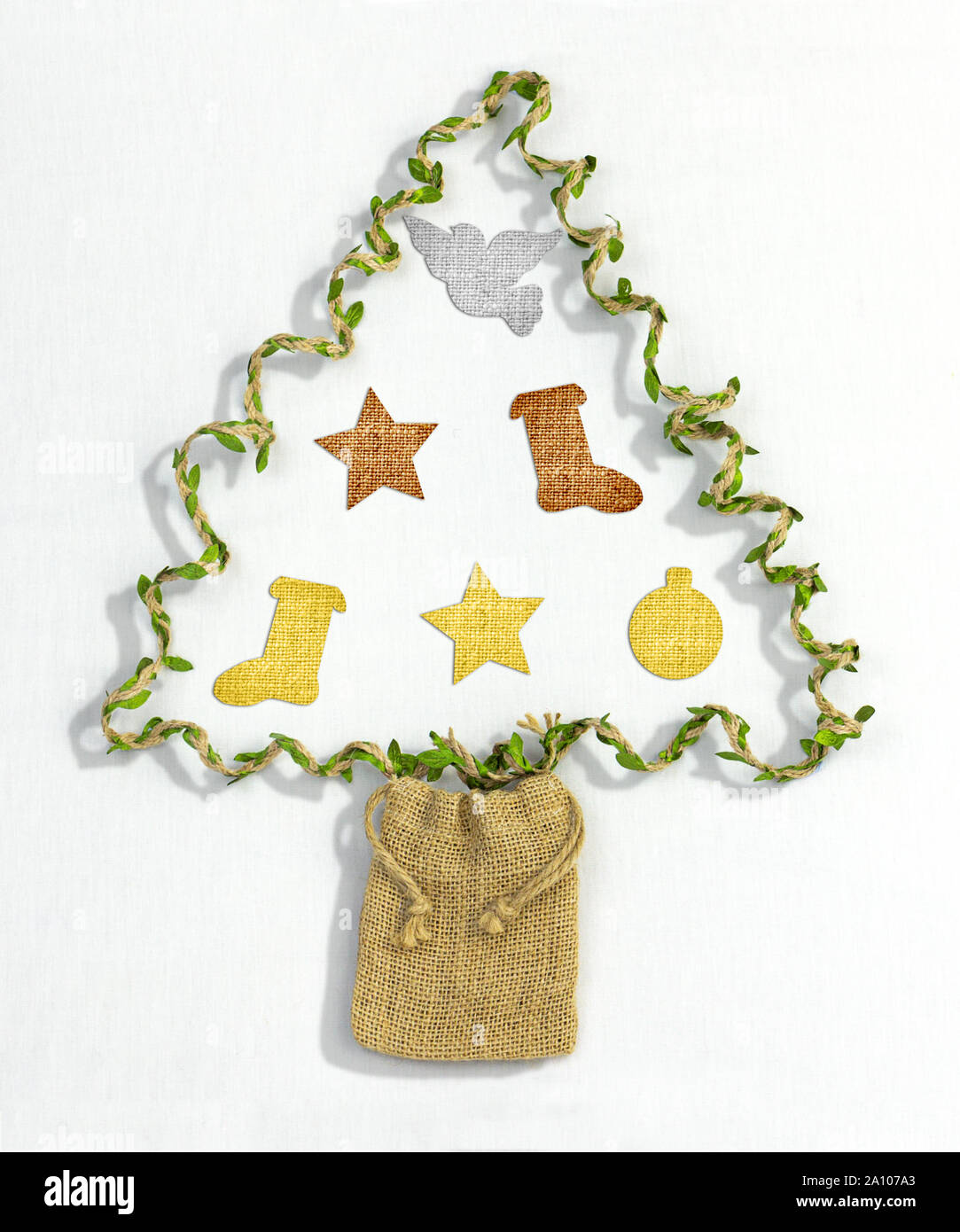 Handgefertigte Weihnachtsbaum aus recycelten Geschenk Garn und Hanf Geschenkbeutel mit textilen Dekorationen aus recyceltem Material auf weißem Hintergrund, sust Stockfoto