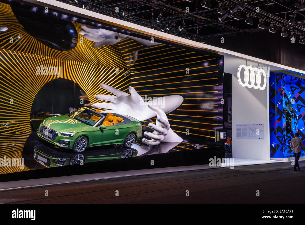 FRANKFURT, Deutschland - September 2019: Grüne AUDI A5 40 TDI QUATTRO cabrio Roadster mit weißen Händen Kunst installation, Iaa Auto- Stockfoto