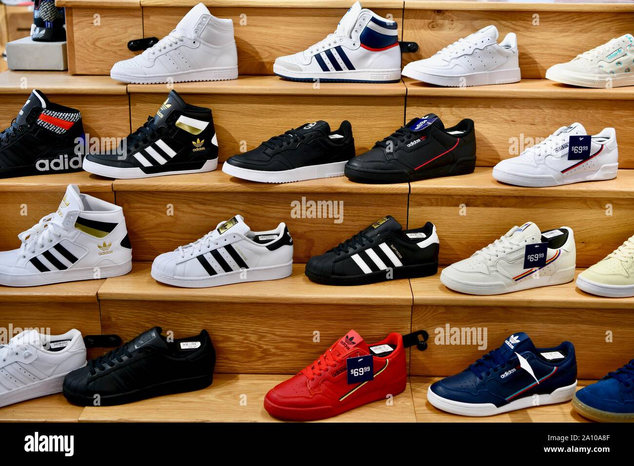 Adidas Schuhe in das Flaggschiff Adidas Store in New York City, USA Stockfoto