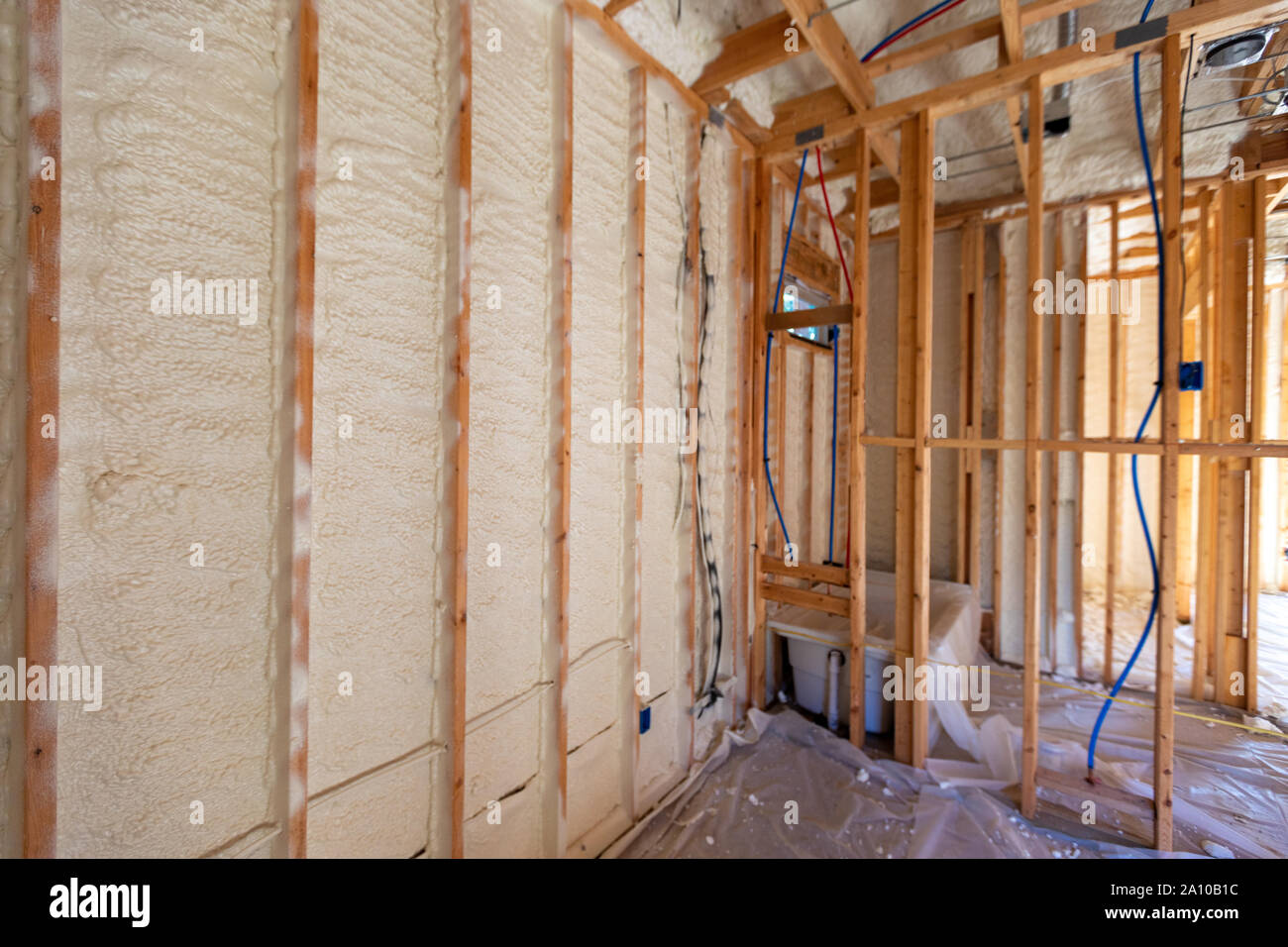 Spray Schaum Isolierung im neuen Haus Bau Stockfoto