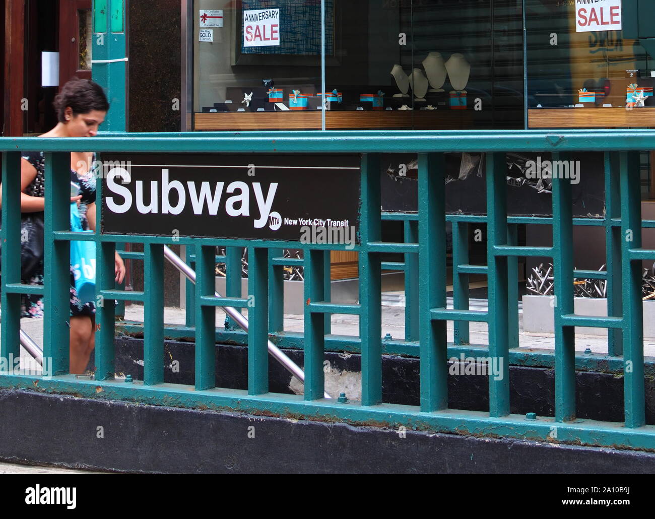 New York, NY, USA. Aug 2015. Die Zeichen, die gelben Taxis, Sehenswürdigkeiten, Verkehr, und gerade beginnen, um das Erleben der Big Apple. Stockfoto