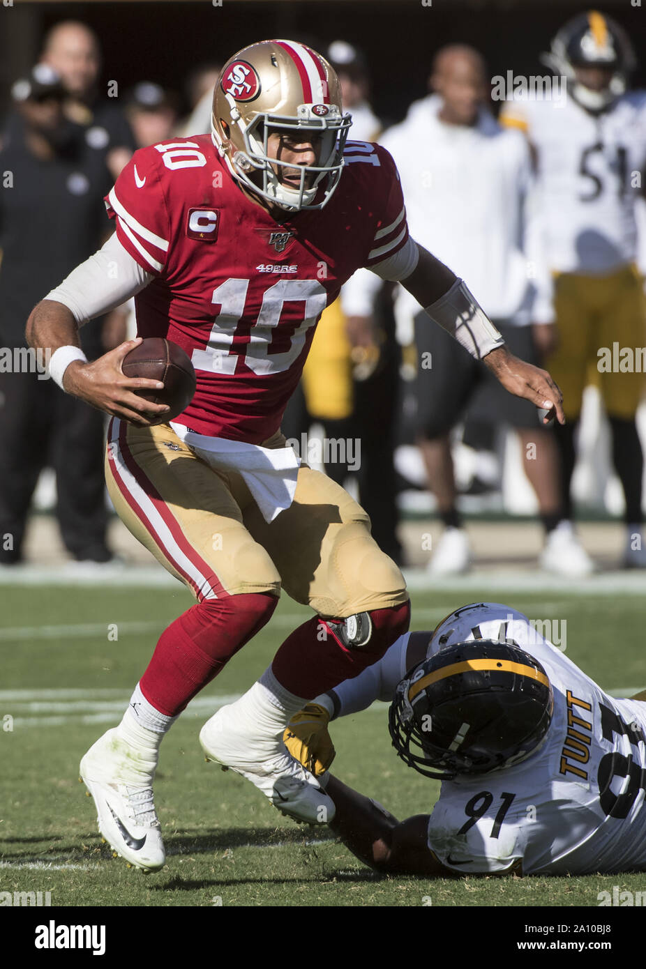 San Francisco 49ers quarterback Jimmy Garoppolo (10) springt von der Reichweite der Pittsburgh Steelers defensive Ende Stephon Tuitt (91) im vierten Quartal bei Levi's Stadion in Santa Clara, Kalifornien am Sonntag, 22. September 2019. Die 49ers besiegten die Steelers 24-20. Foto von Terry Schmitt/UPI Stockfoto