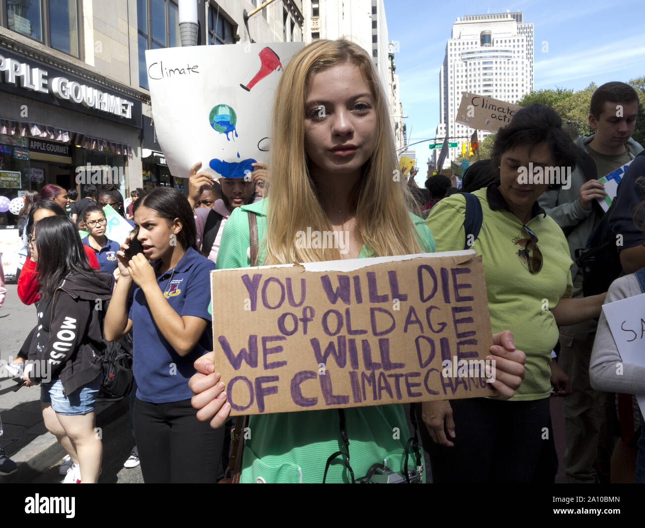 New York City, USA. 20.. September 2019, Klimabrek. Teenager hält ein Schild, das sagt: „Du wirst im Alter sterben. Wir werden an dem Klimawandel sterben.“ Stockfoto