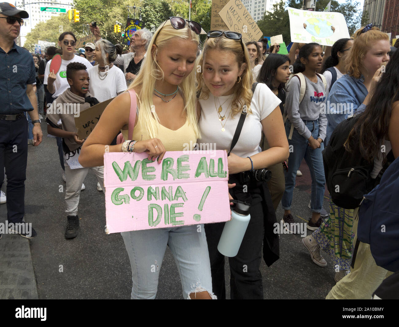 New York City, USA. 20.. September 2019, Klimabrek. Junge Frauen tragen ein Schild mit der Aufschrift „Wir werden alle sterben“. Stockfoto