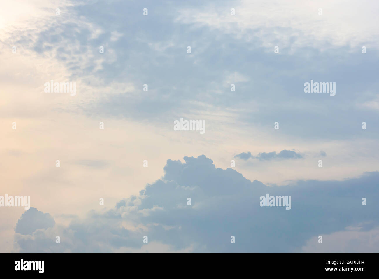 Die Schönheit des Himmels mit Wolken und die Sonne im Sommer. Stockfoto