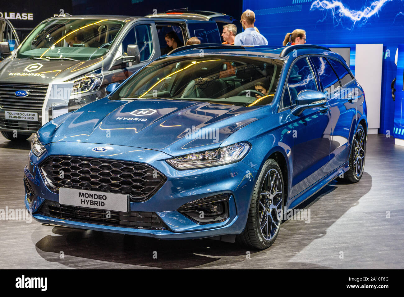 FRANKFURT, Deutschland - September 2019: Blaue FORD MONDEO hybrid Estate Wagon kombi Familie Auto, IAA International Motor Show Auto Ausstellung. Stockfoto