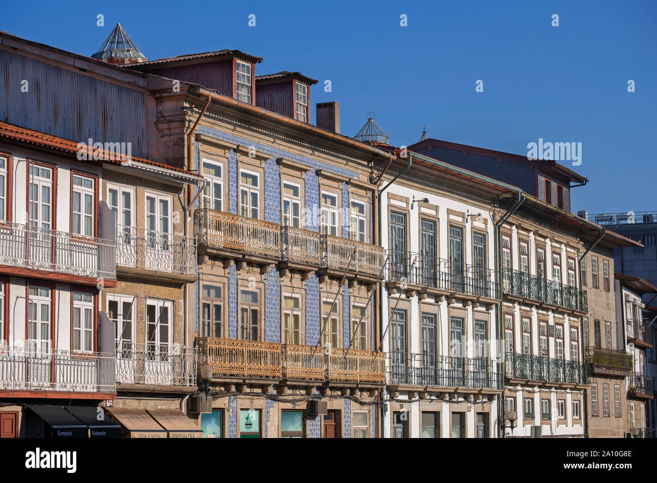 Traditionelle Häuser Largo de Misericordia Guimarães Portugal Stockfoto
