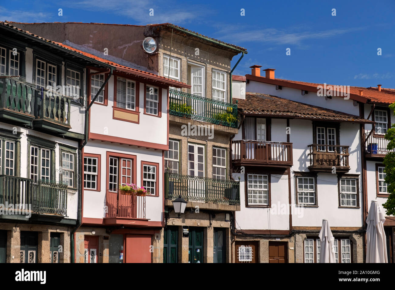 Traditionelle Häuser Praça de Santiago Guimarães Portugal Stockfoto