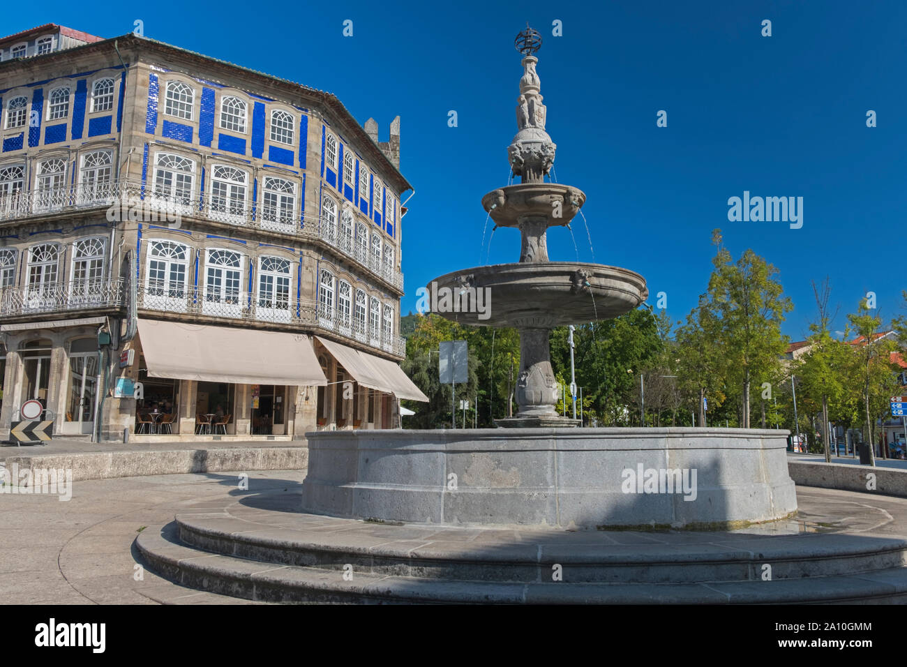Brunnen in Largo do Toural Guimarães Portugal Stockfoto
