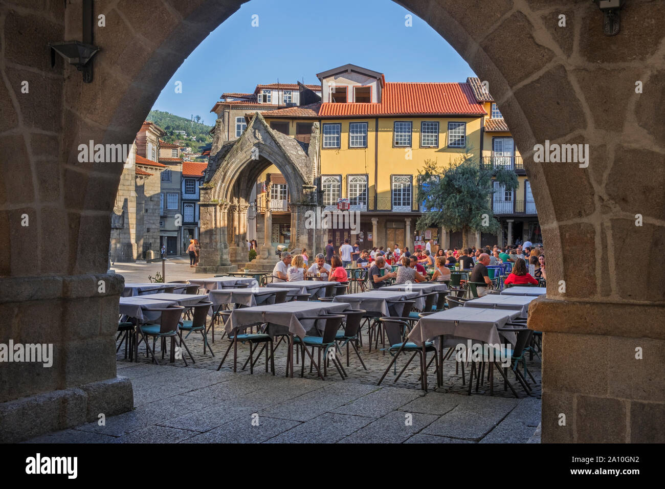 Arch am Largo de Oliveira Guimarães Portugal Stockfoto