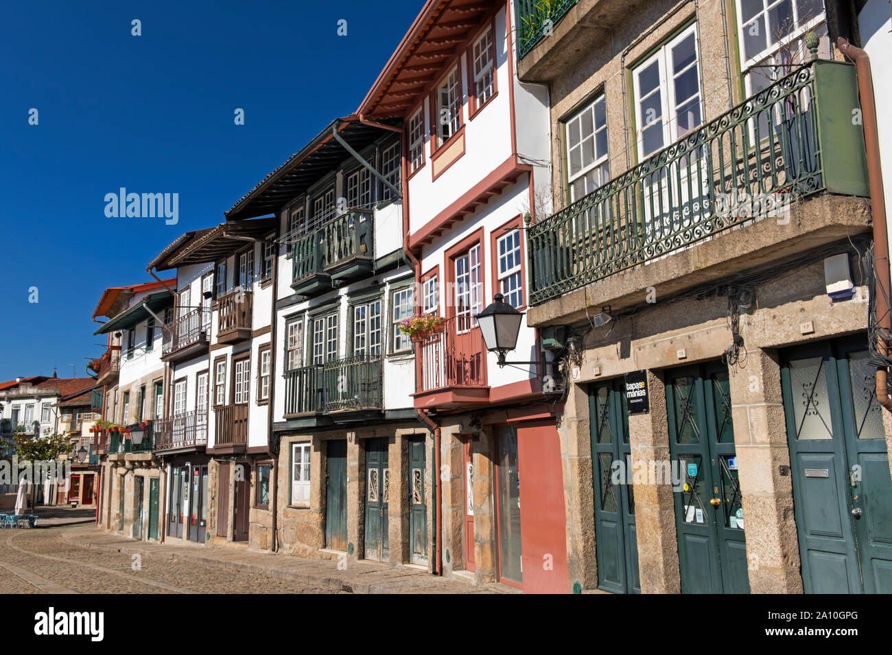 Traditionelle Häuser Praça de Santiago Guimarães Portugal Stockfoto