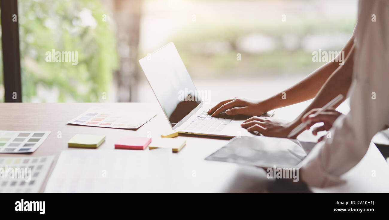 7/8-Ansicht von UI-Designer, herauf die Idee über die UX-Anwendungsentwicklung Stockfoto