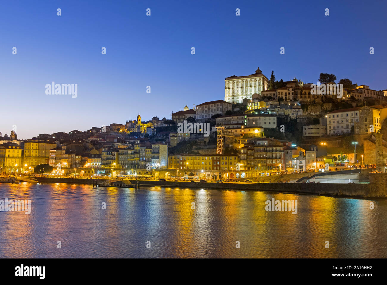 Stadtteil Ribeira ansehen und Bishops Palace Porto Portugal Stockfoto