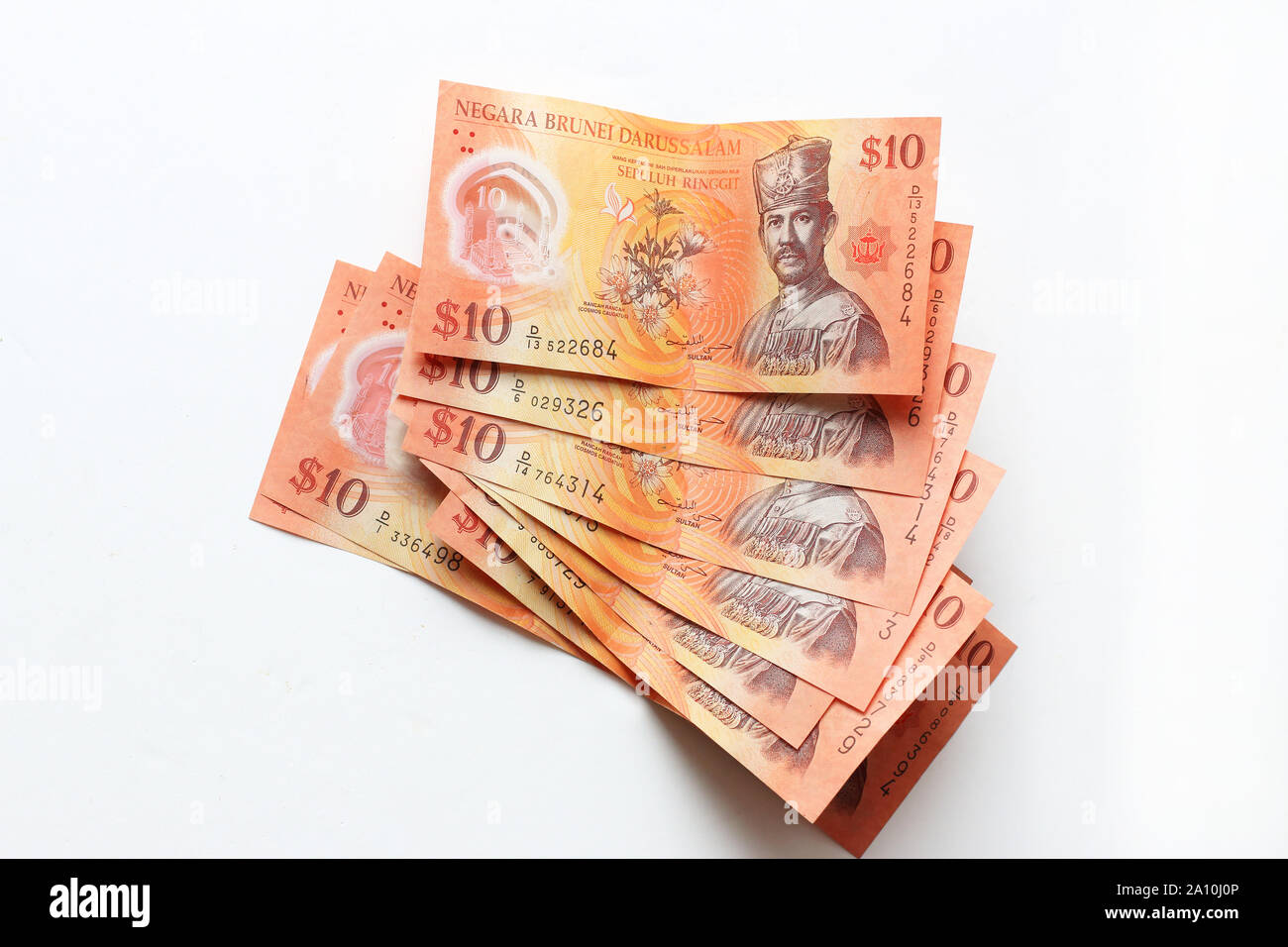 Zehn Dollar Brunei Währung vor weißem Hintergrund Stockfoto