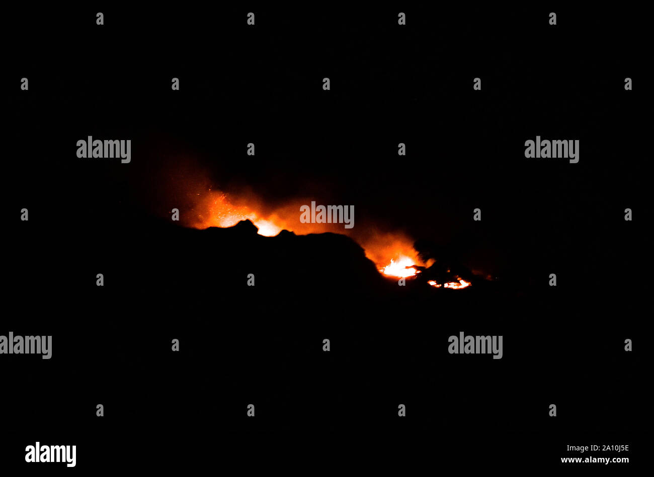 Kaschmir, Indien. 22 Sep, 2019. Feuer und Rauch aufsteigt, bei einem Waldbrand in Srinagar, Kashmir. Ein Großbrand versenkt die Zabarwan Hügel hier am Sonntag Abend. Berichte sagte, dass ein Brand in den Wald gestartet und die Flammen könnten aus Gupkar, die hohe Sicherheit, wo offizielle Wohnsitze der meisten Mainstream Politiker befinden, gesehen werden. Credit: SOPA Images Limited/Alamy leben Nachrichten Stockfoto