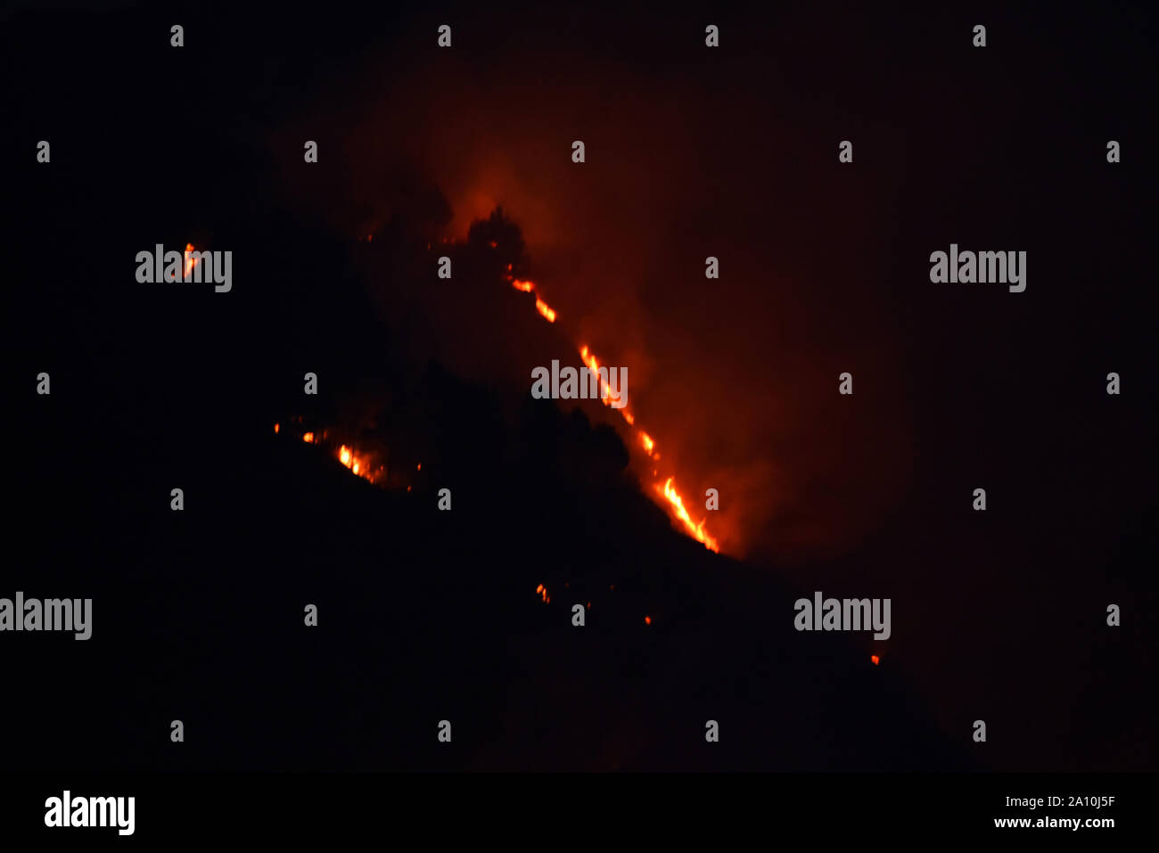 Kaschmir, Indien. 22 Sep, 2019. Feuer und Rauch aufsteigt, bei einem Waldbrand in Srinagar, Kashmir. Ein Großbrand versenkt die Zabarwan Hügel hier am Sonntag Abend. Berichte sagte, dass ein Brand in den Wald gestartet und die Flammen könnten aus Gupkar, die hohe Sicherheit, wo offizielle Wohnsitze der meisten Mainstream Politiker befinden, gesehen werden. Credit: SOPA Images Limited/Alamy leben Nachrichten Stockfoto