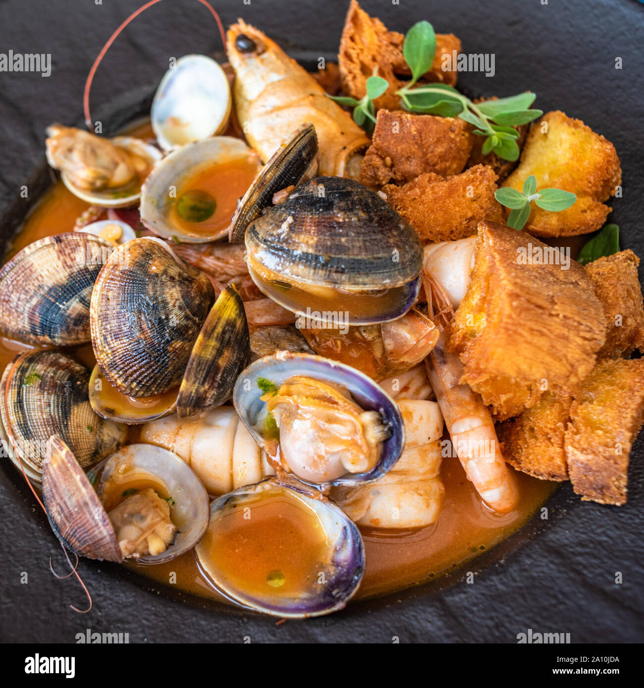 Fischsuppe, typische Meeresfrüchte Gerichte der italienischen Küche. Stockfoto