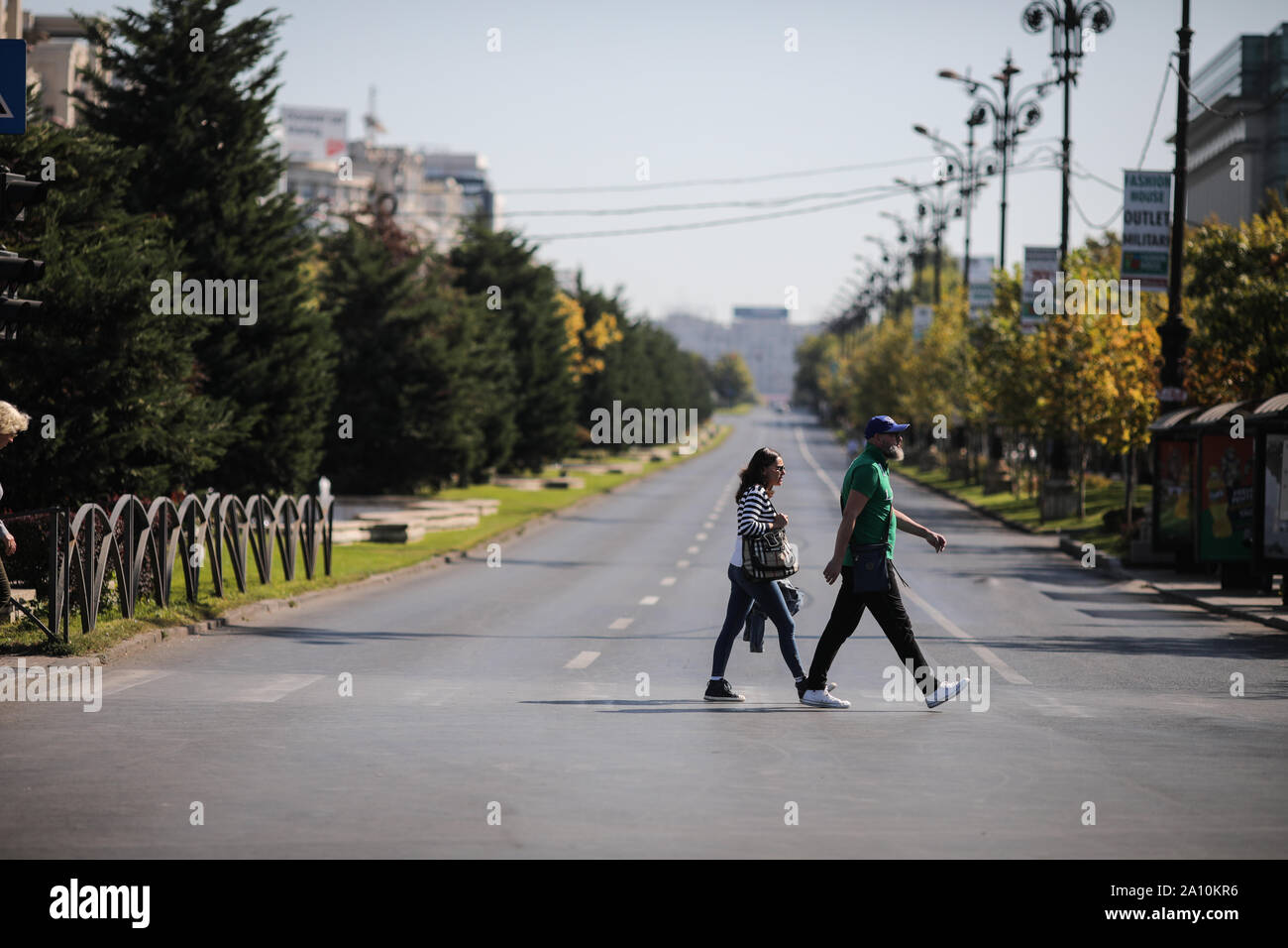Bukarest, Rumänien - 22. September 2019: Menschen laufen auf einem leeren Boulevard (in der Regel mit schwerem Verkehr) während die Welt Autofreien Tag. Stockfoto