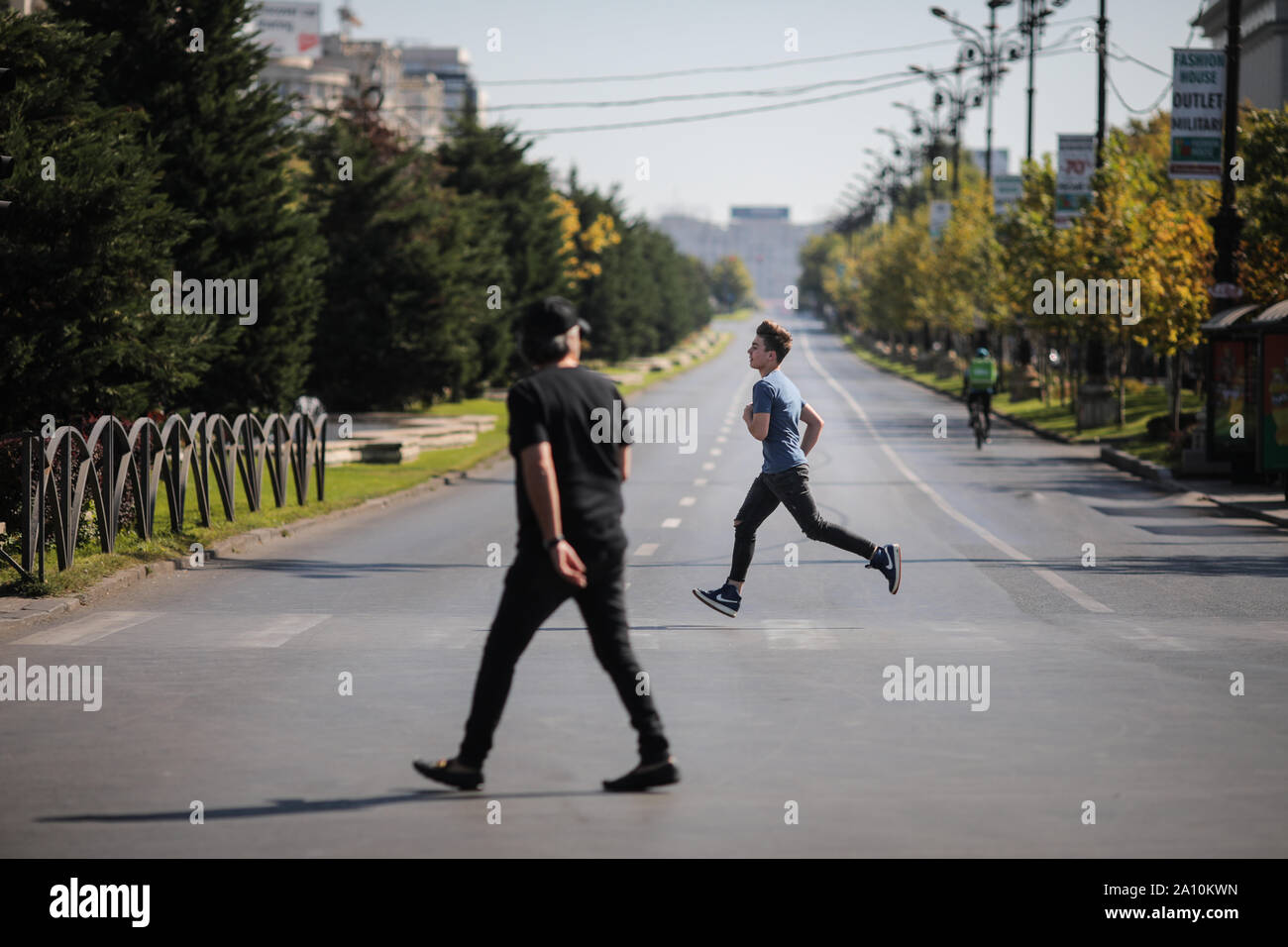Bukarest, Rumänien - 22. September 2019: Menschen laufen auf einem leeren Boulevard (in der Regel mit schwerem Verkehr) während die Welt Autofreien Tag. Stockfoto