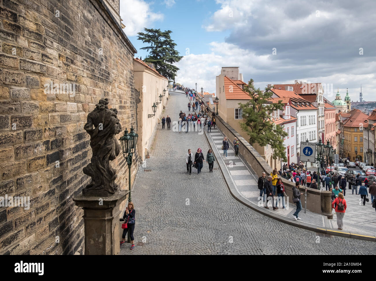 Touristen an der malerischen Nerudova Straße und Ke Hradu ihren Weg bergauf in Richtung beliebten Prager Burg Hradschin, Mala Strana, Prag, Tschechische Republik Stockfoto