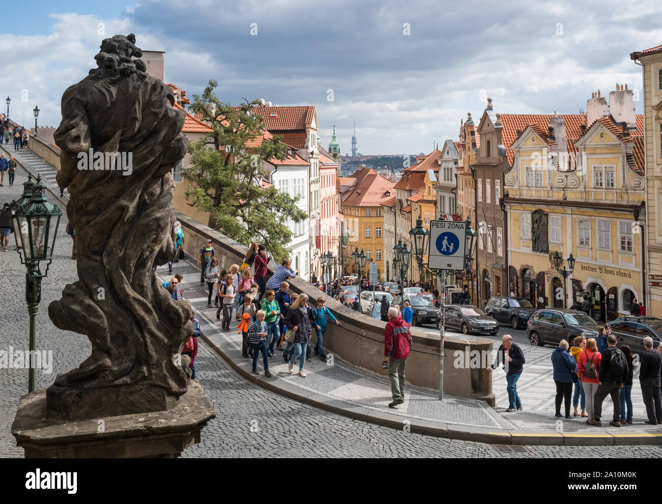Touristen an der malerischen Nerudova Straße und Ke Hradu, einem beliebten Spaziergang bis zur Prager Burg, dem Hradschin, Mala Strana, Prag, Tschechische Republik Stockfoto