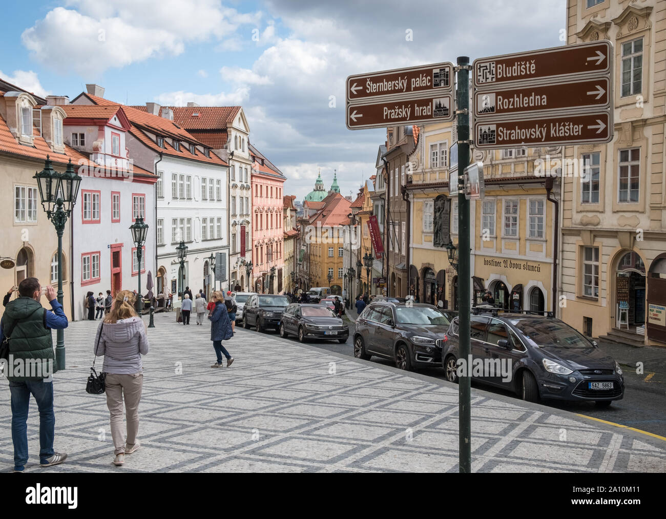 Touristische Hinweisschilder auf Neruda-straße, ein beliebter Lage in der historischen Hradschin und Mala Strana Viertel von Prag, Tschechische Republik Stockfoto