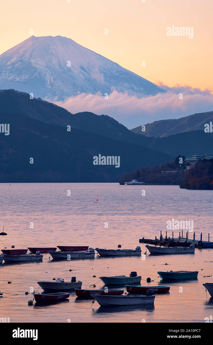 Der Blick auf die Boote im Hafen von See Ashinoko mit dem Berg Fuji im Hintergrund auf den Sonnenuntergang. Kanagawa. Honshu. Japan Stockfoto