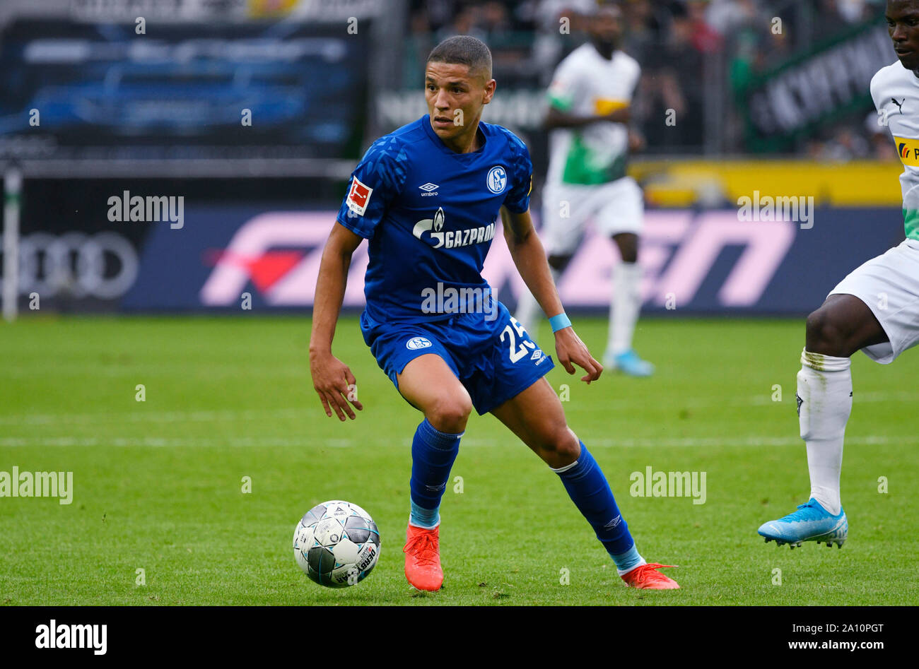 Borussia Park Mönchengladbach Deutschland, 17.8.2019, Fußball: Bundesliga Saison 2019/20 Spieltag 1, Borussia Mönchengladbach (BMG, Weiß) vs FC Schalke 04 (S04, blau), Amin Harit (S04) DFL-Bestimmungen verbieten die Verwendung von Fotografien als BILDSEQUENZEN UND/ODER QUASI-VIDEO Stockfoto