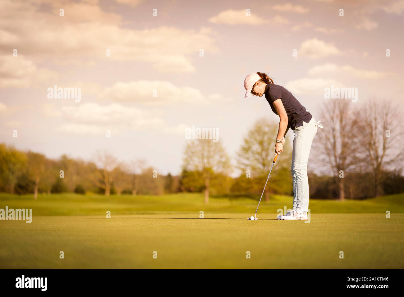 Weibliche Golf Spieler mit Copyspace. Stockfoto