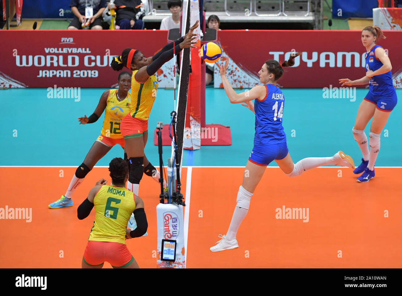 Toyama, Japan. 23 Sep, 2019. Maja Aleksic (2. R) von Serbien konkurriert während der Round Robin Match zwischen Kamerun und Serbien im Jahr 2019 Die FIVB Frauen-WM in Toyama, Japan, Sept. 23, 2019. Credit: Zhu Wei/Xinhua/Alamy leben Nachrichten Stockfoto