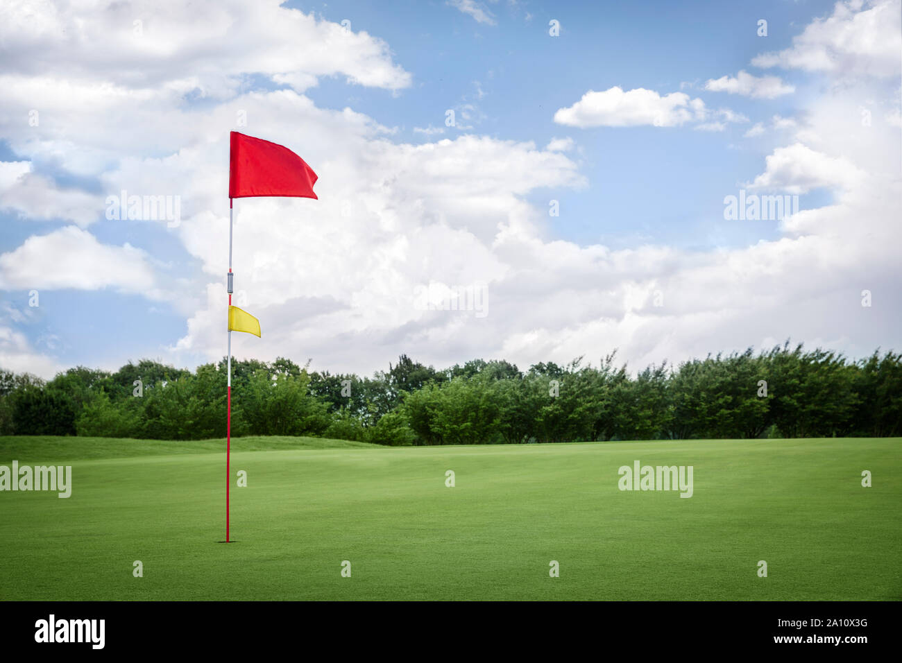 Flagge auf Golf Fairway mit Copyspace. Stockfoto