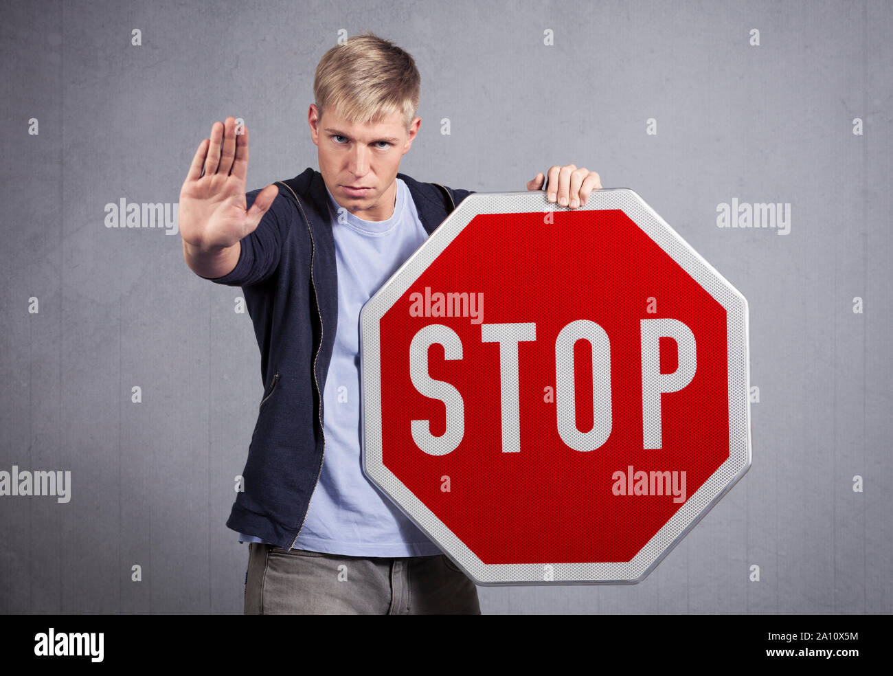 Mann mit STOP-Schild. Stockfoto