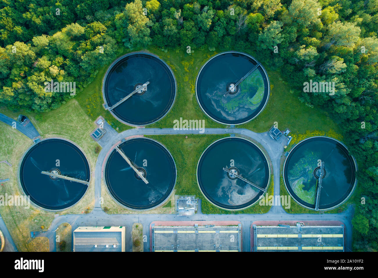 Luftaufnahme der Stadt Abfallwirtschaft Abwasser- und Kläranlagen. Abwasserreinigung. Stockfoto