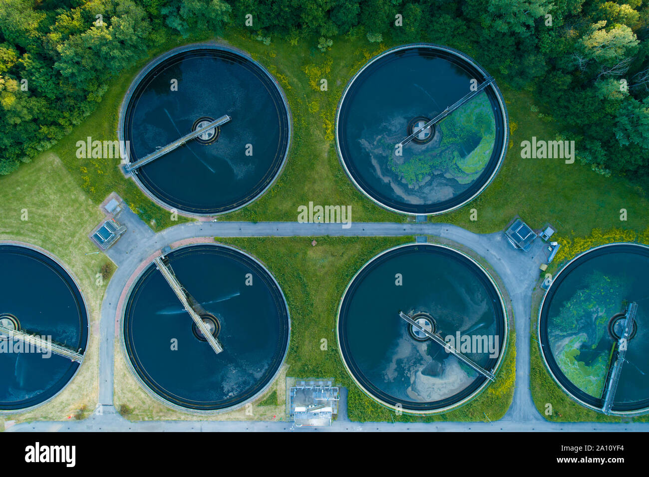 Luftaufnahme der Stadt Abfallwirtschaft Abwasser- und Kläranlagen. Abwasserreinigung. Stockfoto