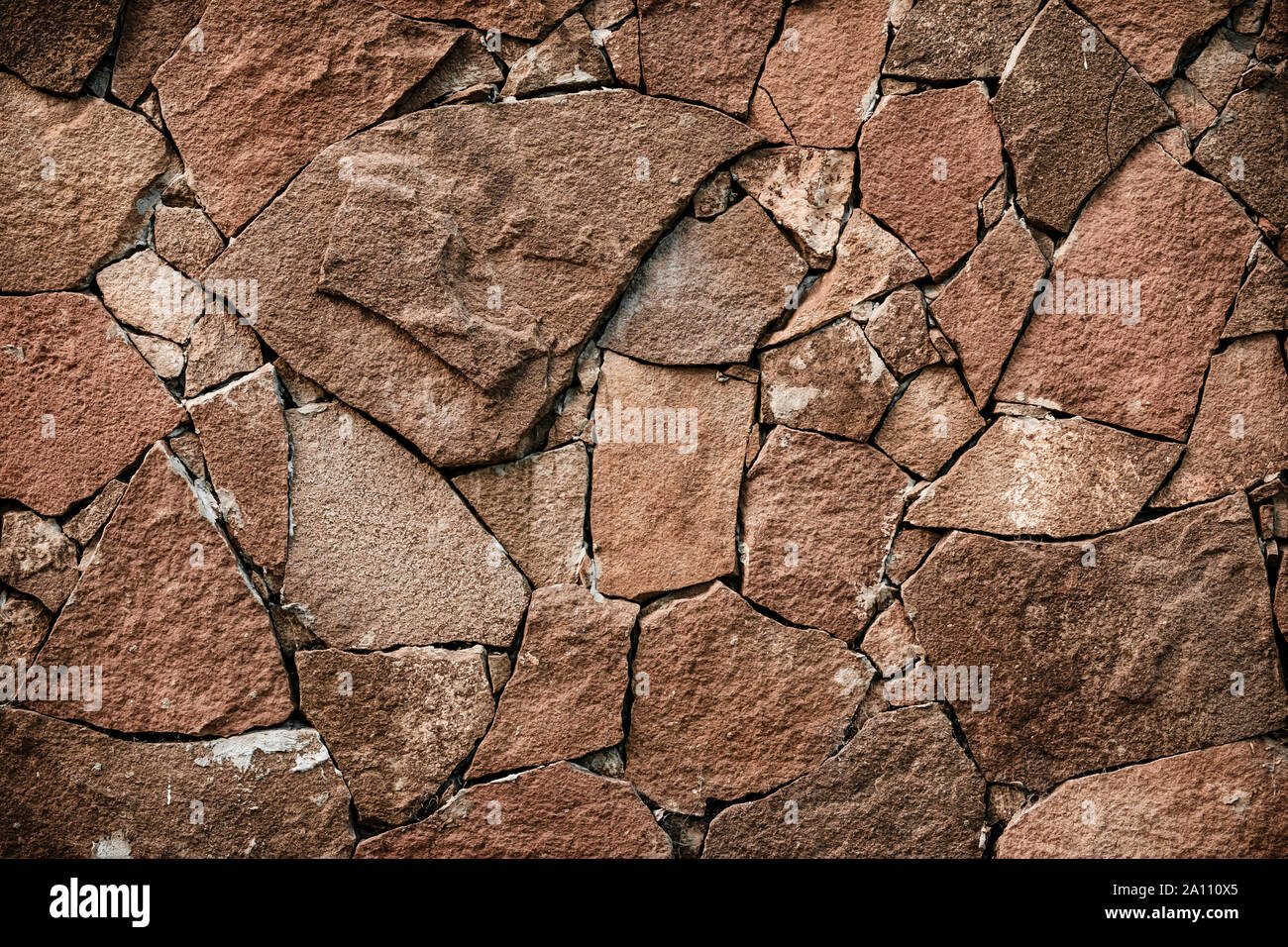 Braun Stein Textur, retro style. Ziegelwand Hintergrund. Abstrakte rock Muster. Steinmauer Hintergründe. Natürliche Muster. Kopieren Sie Platz. Dekorative Fliesen. Stockfoto