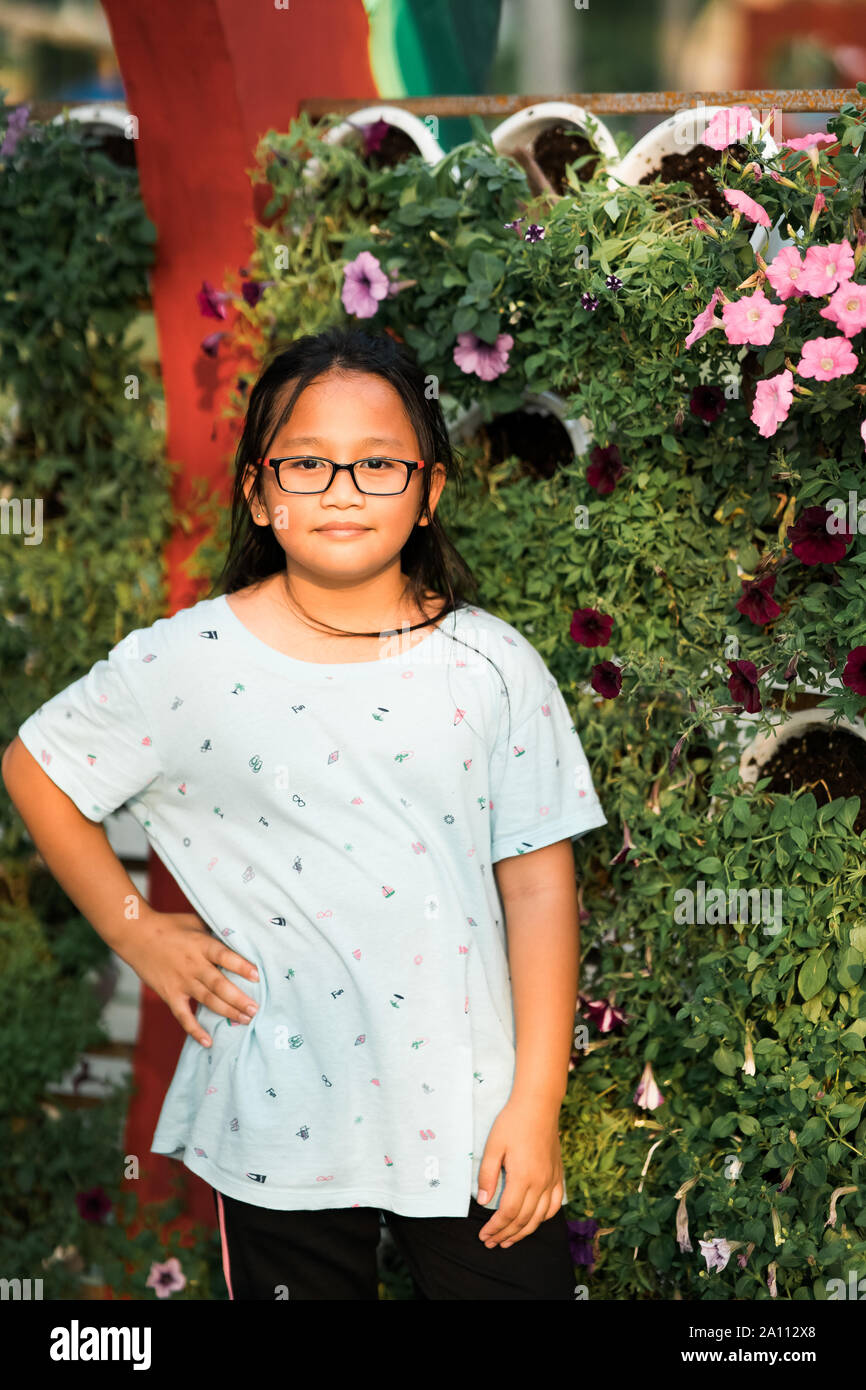 Portrait von asiatischen Mädchen mit Brille im Park. Stockfoto