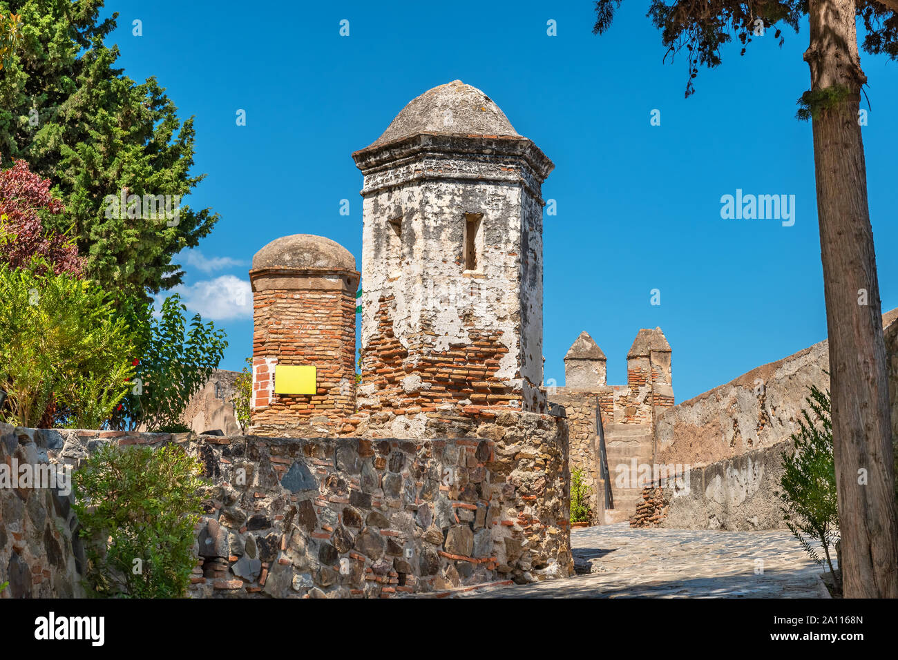 Türmchen im Innenhof der Burg Gibralfaro (Castillo de Gibralfaro). Malaga, Andalusien, Spanien Stockfoto