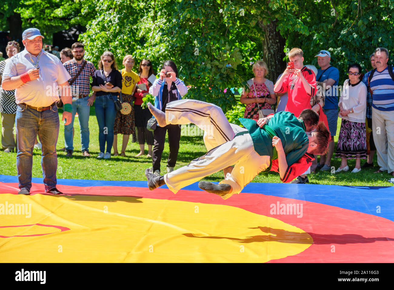 Zwei männliche Jugendliche in den Kampf der nationalen Tatar Gürtel wrestling kuresh auf Sabantuy Festival l im City Park. Tallinn. Estland Stockfoto