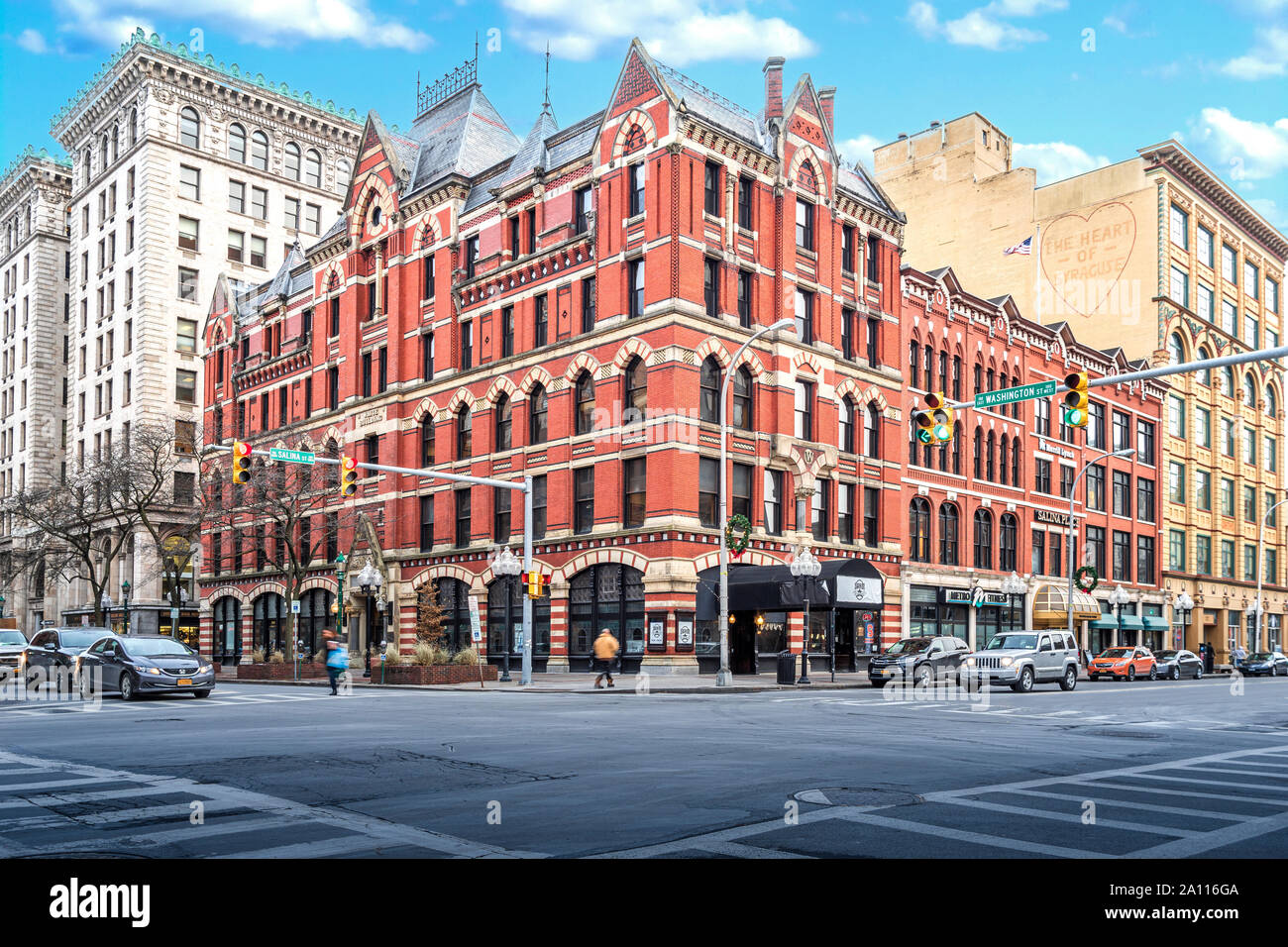 In Syracuse, NEW YORK - 07 Dez, 2018: Historisches weißes Memorial Building wurde 1876 mit viktorianisch-gotischen Stil auf 100 East Washington Street gebaut im Dow Stockfoto