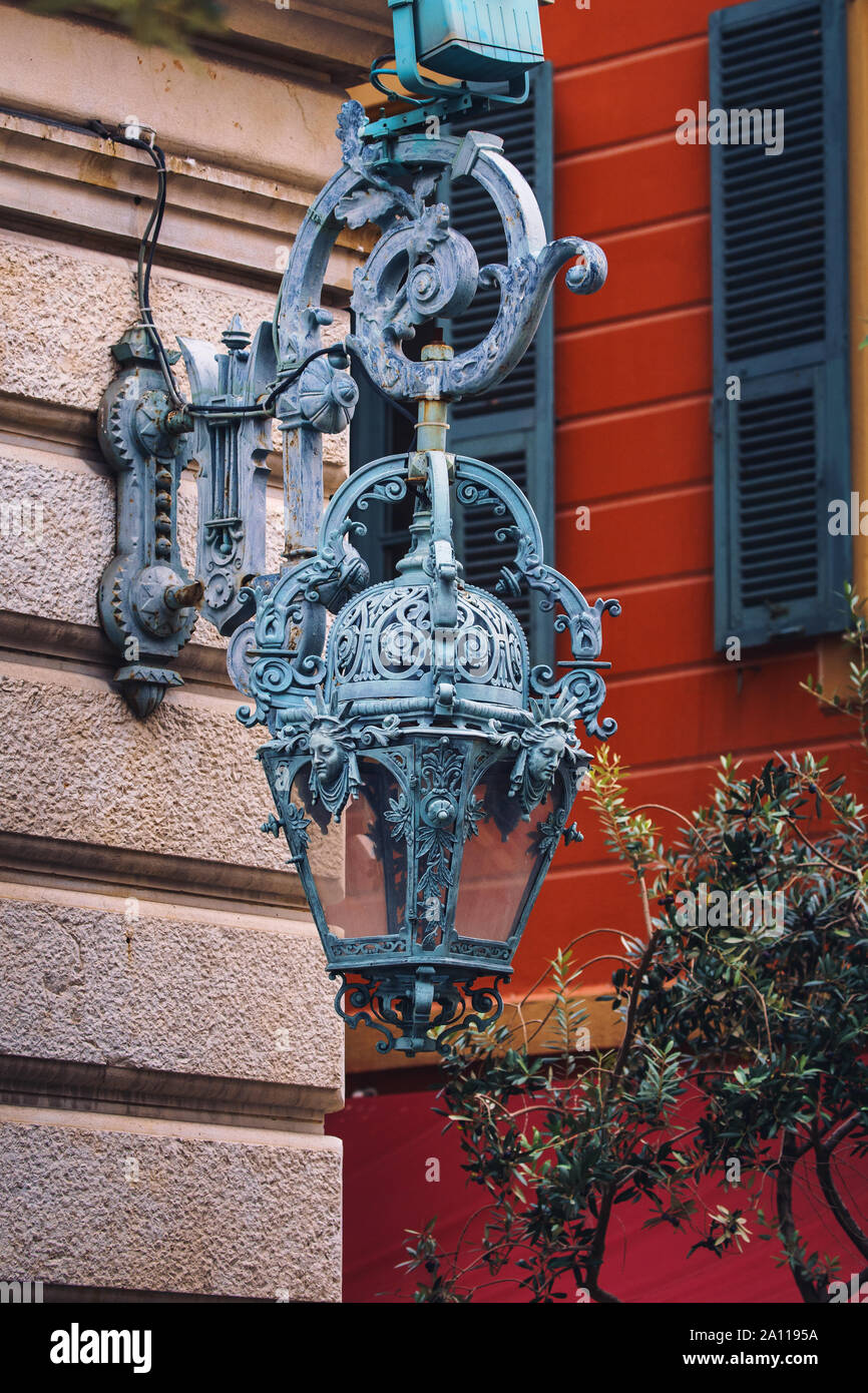 Antike Laternen auf Gebäude von Opera de Nice. Stockfoto