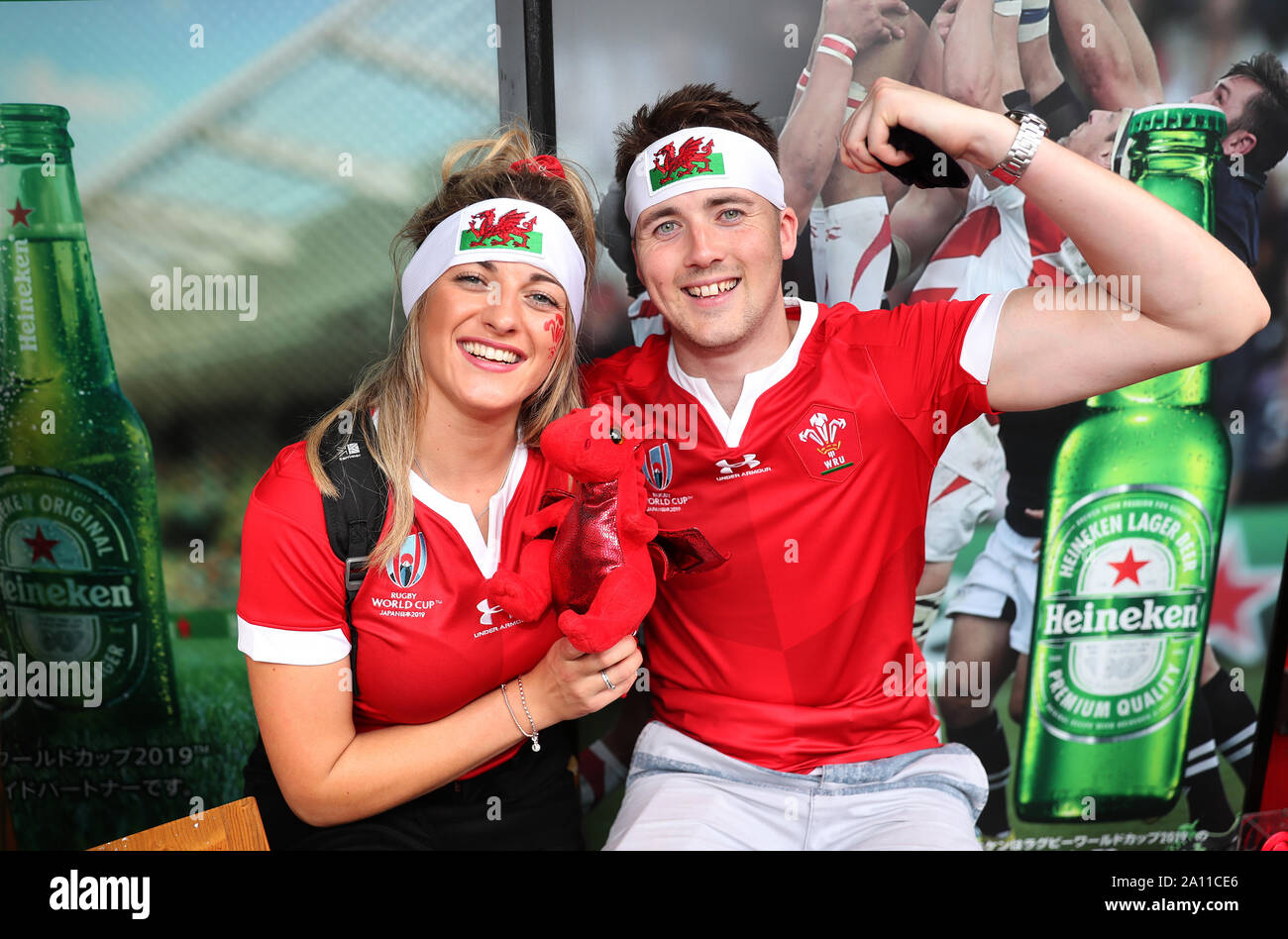 Fans von Wales Pose vor dem 2019 Rugby World Cup Pool 3D/3D Match bei der Stadt Toyota Stadium, Japan. Stockfoto