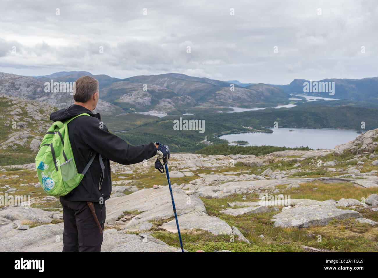 Ein trekker vorwärts gehen Heilhornet Berg, Norwegen Stockfoto