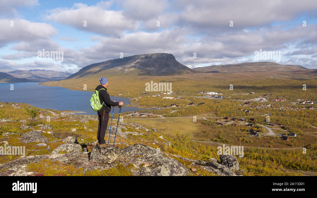 Erwachsene Mann stehen und beobachten Berg Saana in Kilpisjärvi, finnisch Lappland Stockfoto