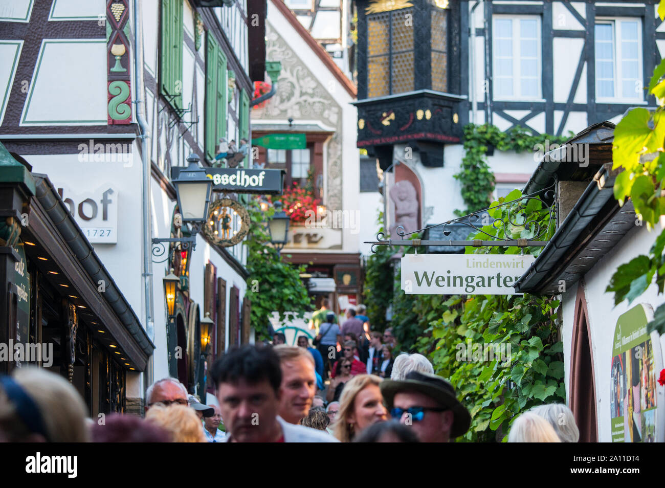 21. September 2019, Hessen, Rüdesheim: Touristen gehen durch die Drosselgasse in Rüdesheim. Foto: Andreas Arnold/dpa Stockfoto