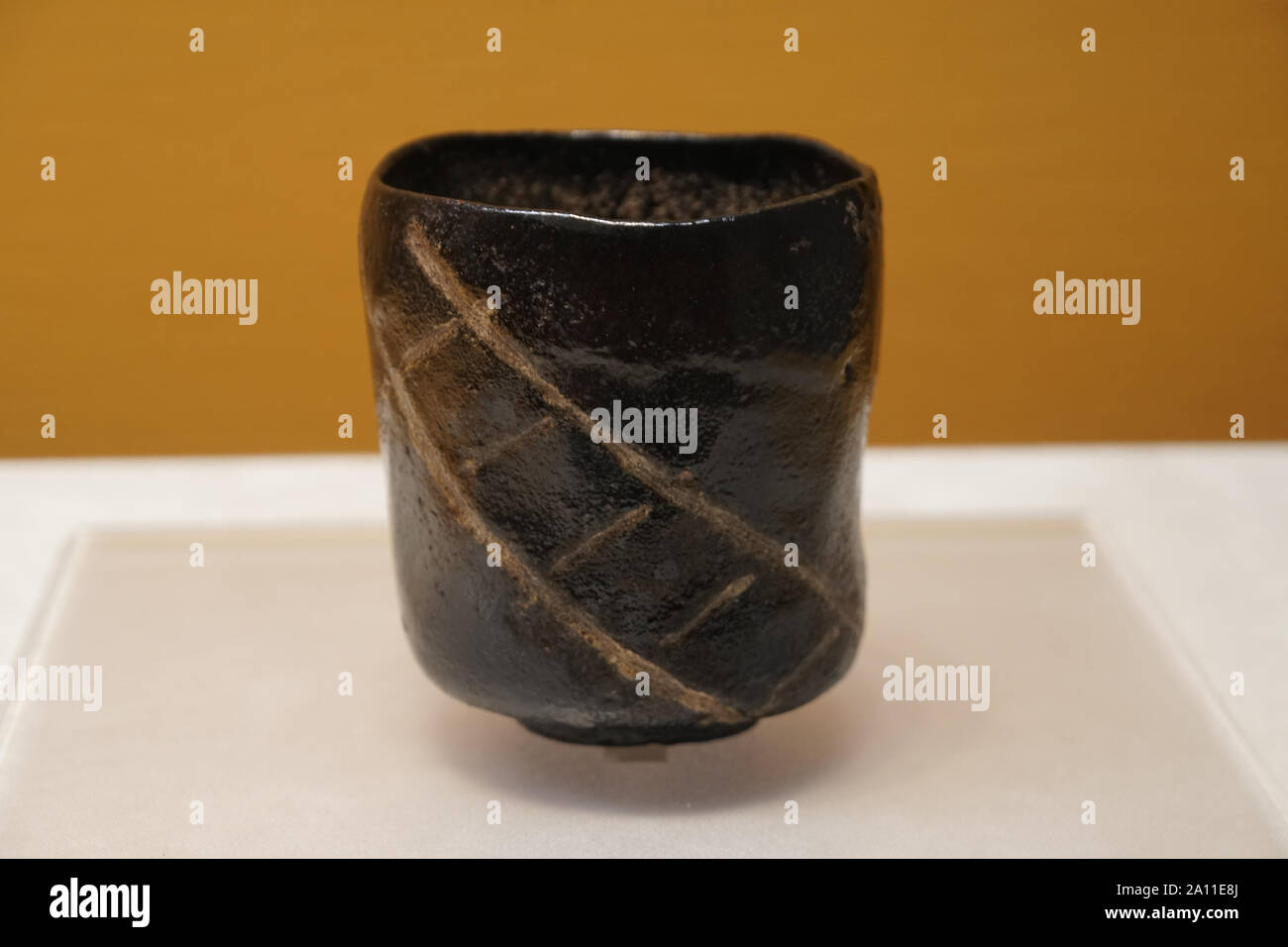 Kuro Raku Teeschale mit einer Leiter Motiv, durch Donyu, glasierte Irdenware, Edo Periode, 17. Jahrhundert Stockfoto