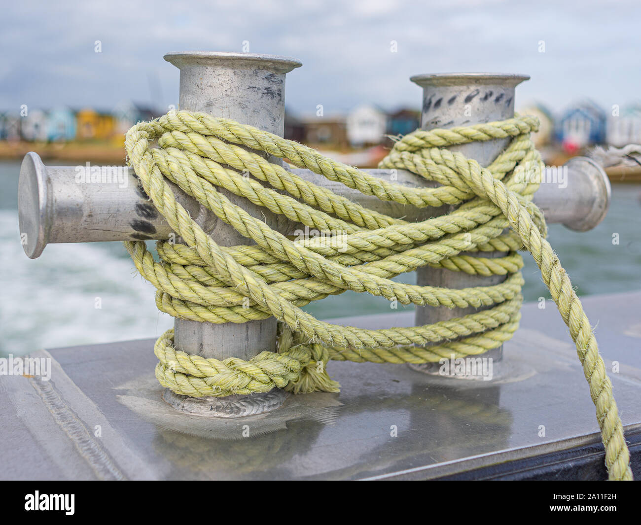 Seil aufgewickelt um festmacherpfählen am Heck eines Bootes. Stockfoto