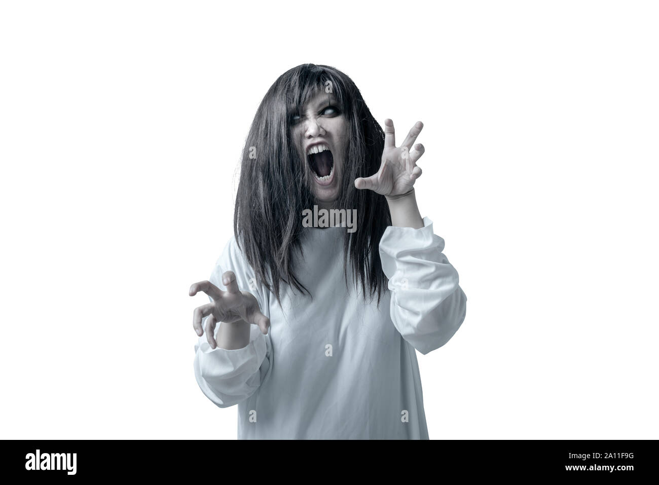 Beängstigend ghost Frau mit Blut und wütend das Gesicht mit den Händen kratzt auf weißem Hintergrund. Halloween Konzept Stockfoto