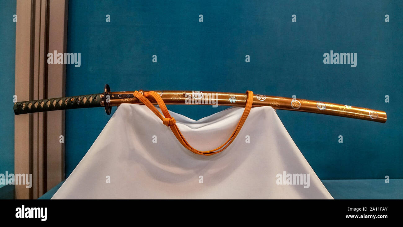 Katana Schwert dekoriert mit Aoi crest in Lack mit Einlegearbeiten aus Perlmutt, vom Kishu Tokugawa Familie, Edo Periode, 19. Jahrhundert Stockfoto